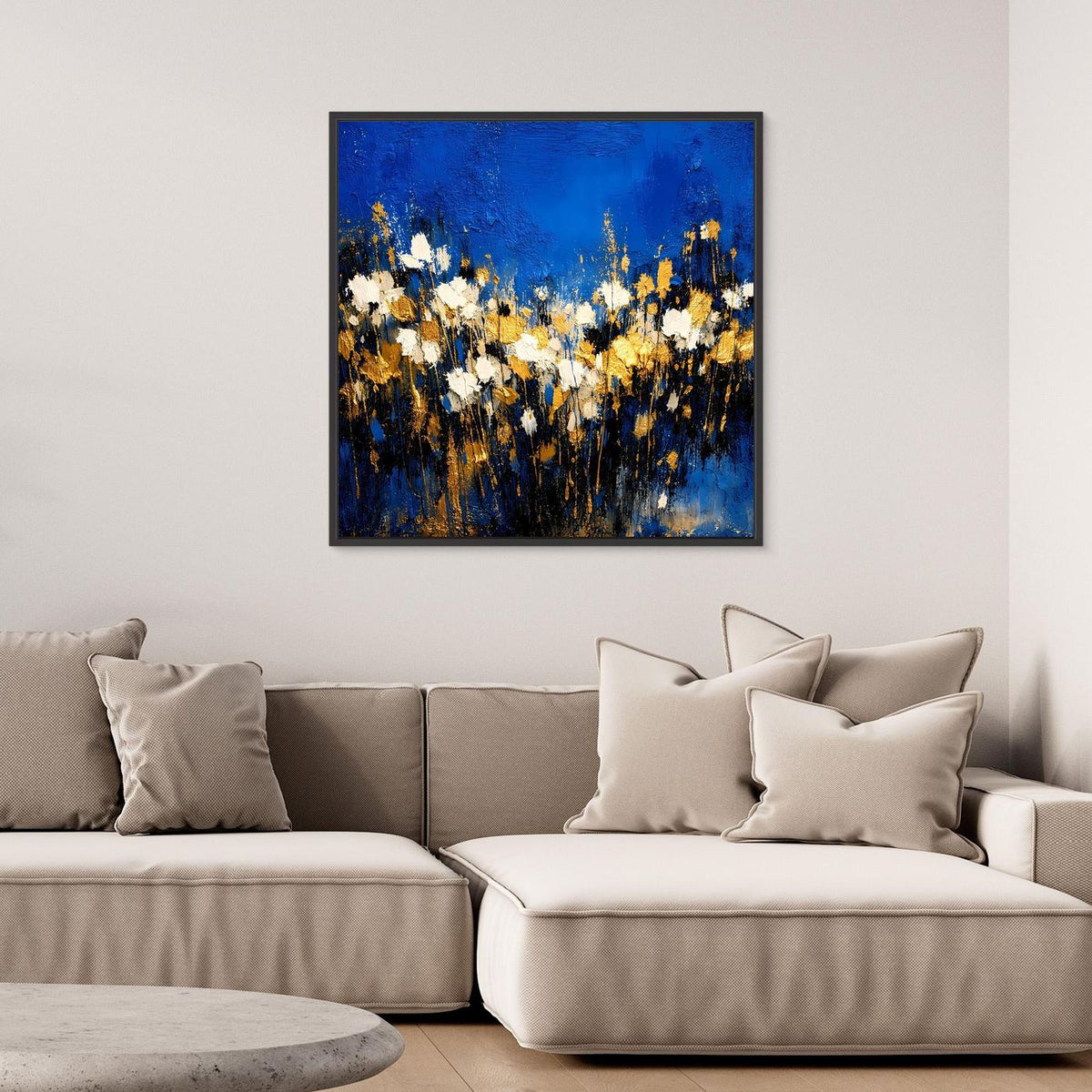 Wandbild: abstrakte Blumenwiese in Blau, Weiß und Gold, mit Rahmen und dunklen Pinselstrichen