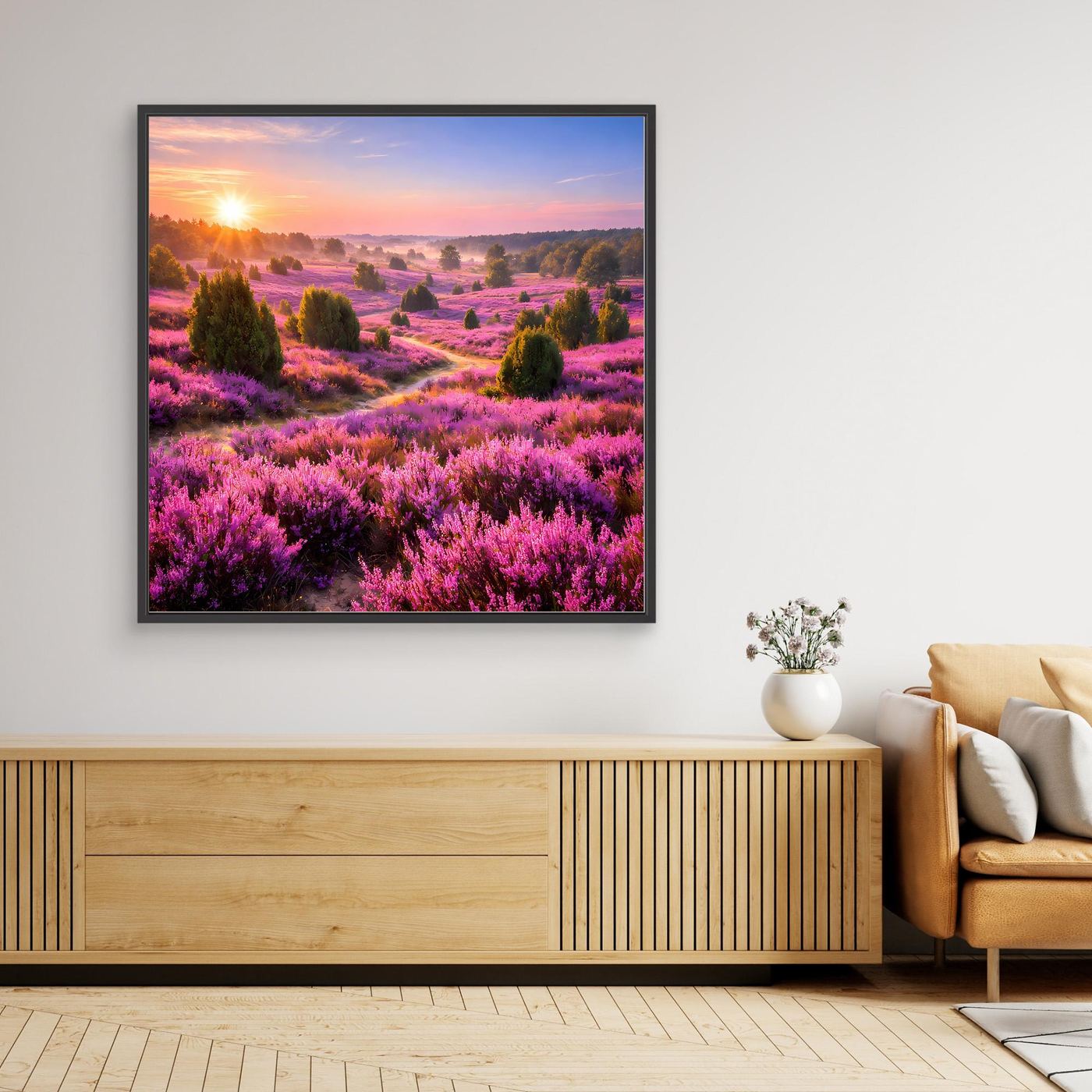 Leinwandbild Lüneburger Heide mit lila Blüten und Sonnenaufgang, schwarzer Rahmen
