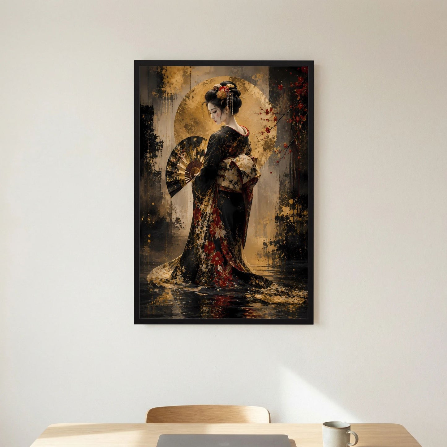 Hochformatiger Posterprint mit Geisha im dunklen Kimono, Fächer, goldene Akzente, schwarzer Rahmen
