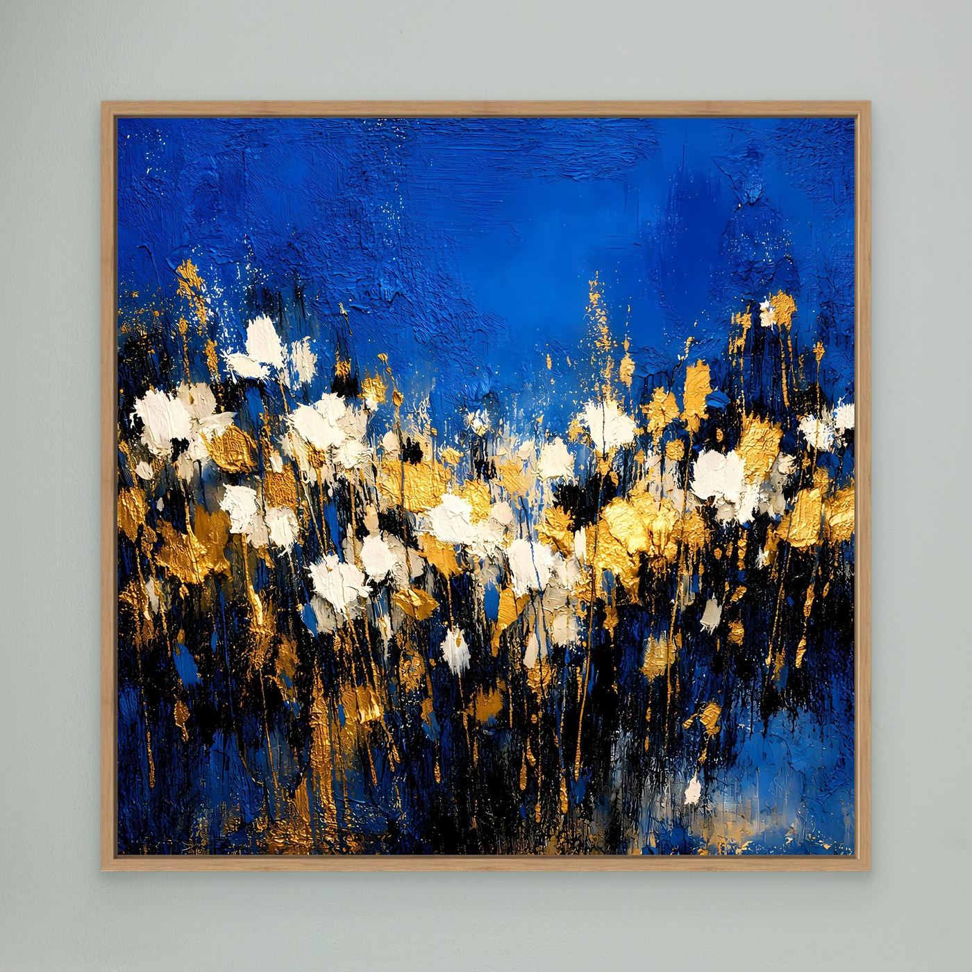 Wandbild mit Eichenrahmen und goldenen Akzenten in Blau und Weiß