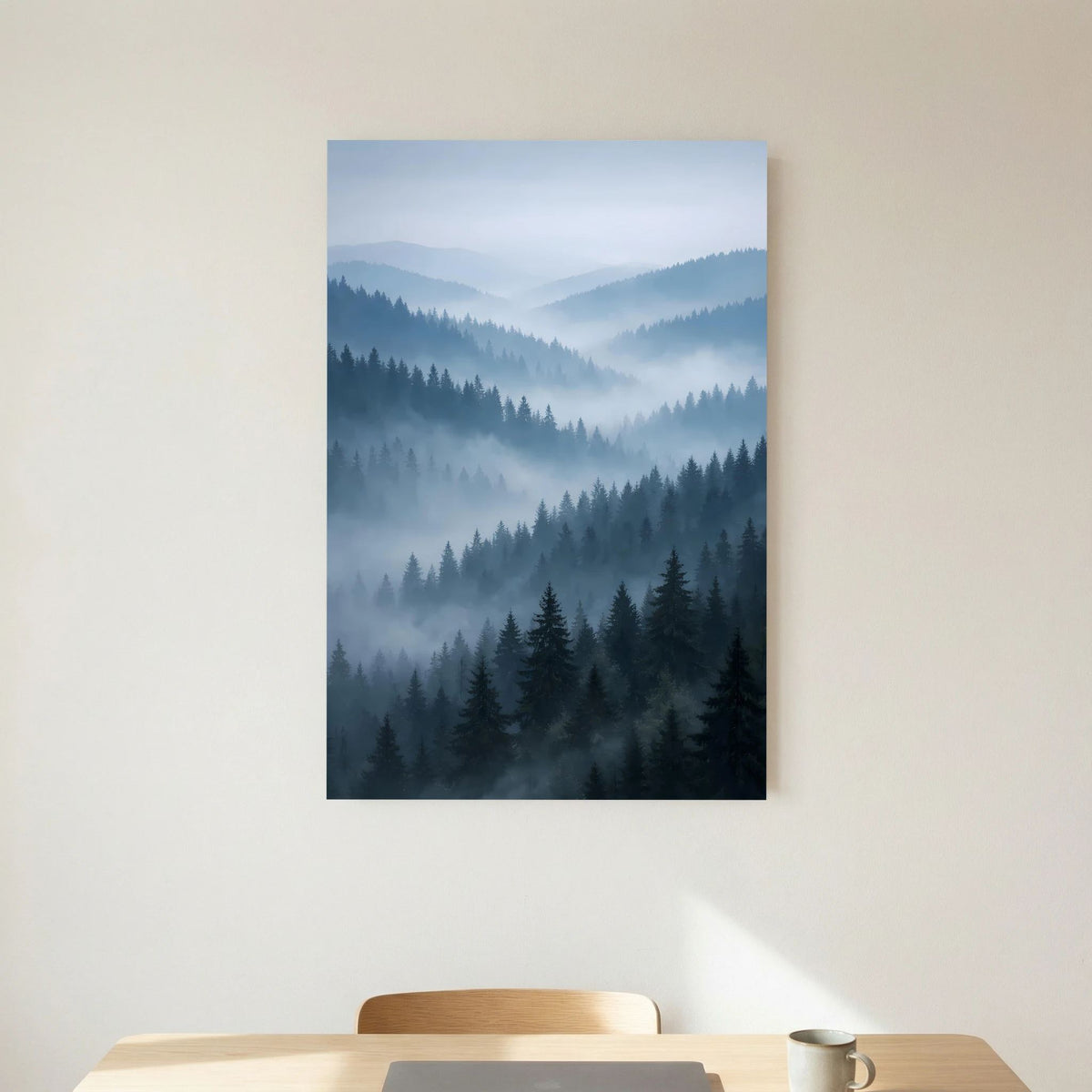 Hochformatiges Naturposter mit nebliger Waldlandschaft in Blau und Grau.