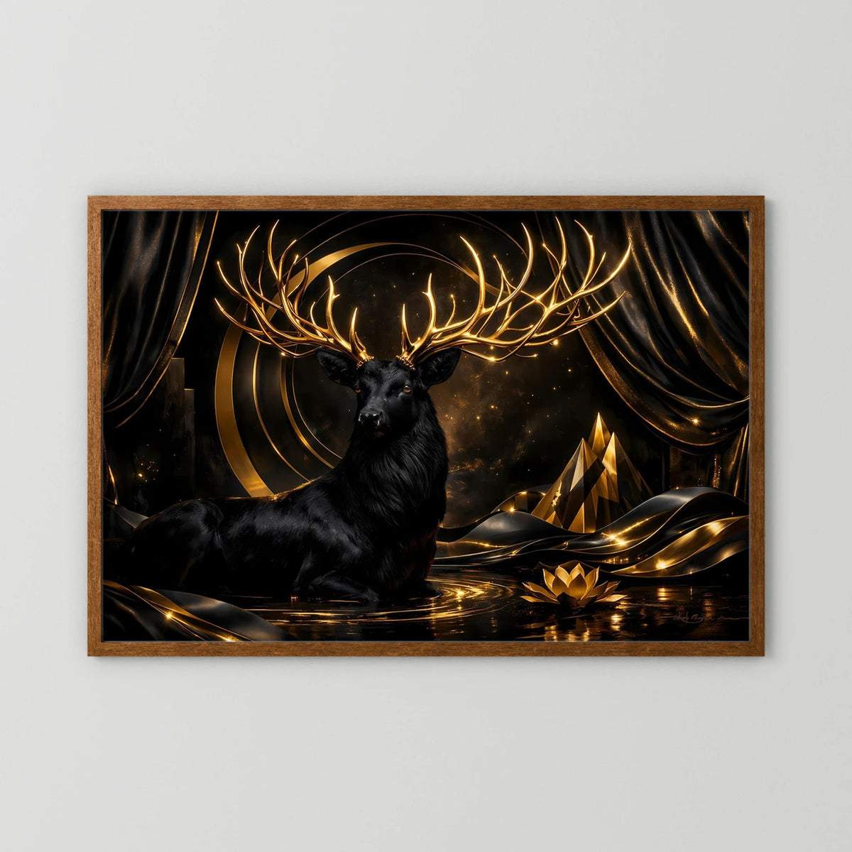Wandbild mit schwarzem Hirsch und goldenen Geweihlinien, brauner Holzrahmen