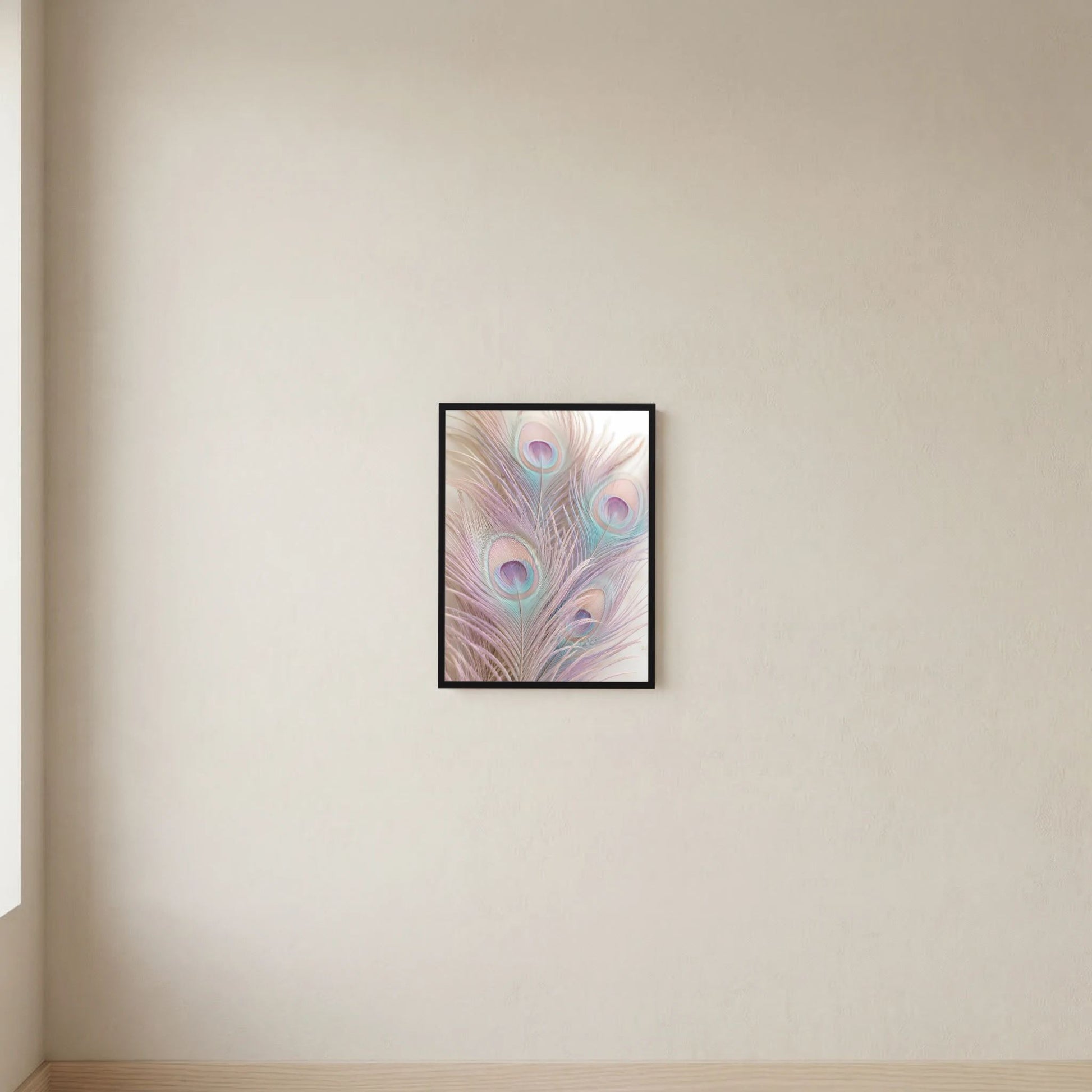Hochformat-Poster mit Pfauenfeder-Motiv in Pastellfarben, schwarz gerahmt