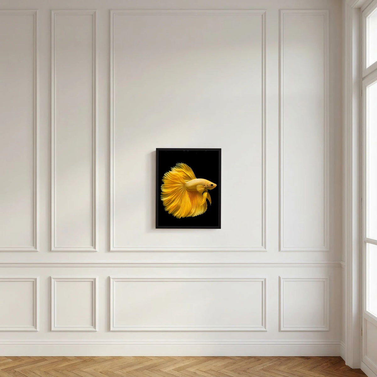 Gerahmtes Kunstposter mit goldgelbem Kampffisch inmitten einer weißen Paneelwand