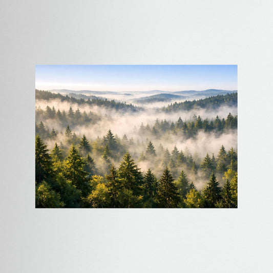 Naturposter mit bewaldeten Hügeln im Morgennebel, Querformat, ohne Holzrahmen