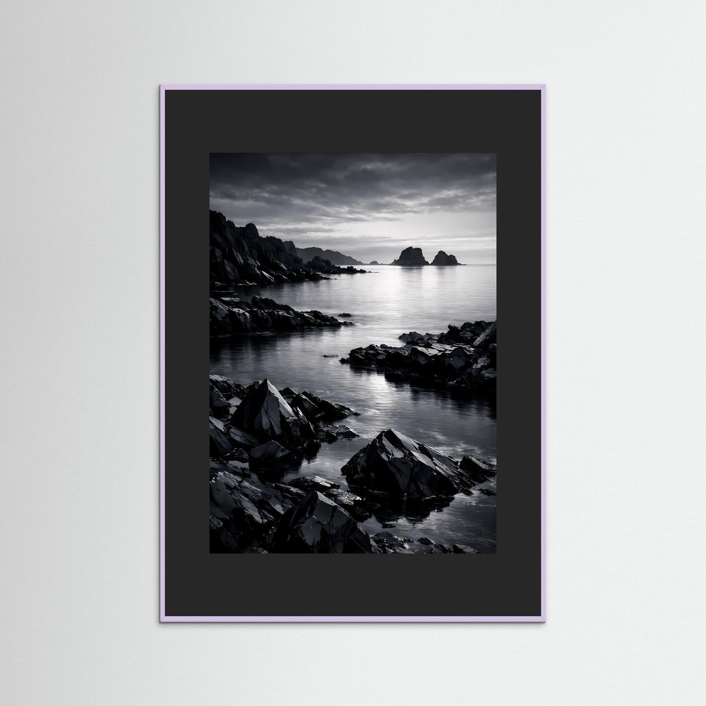 Schwarz-weißes Küstenfoto-Poster im schwarzen Rahmen mit violettem Rand