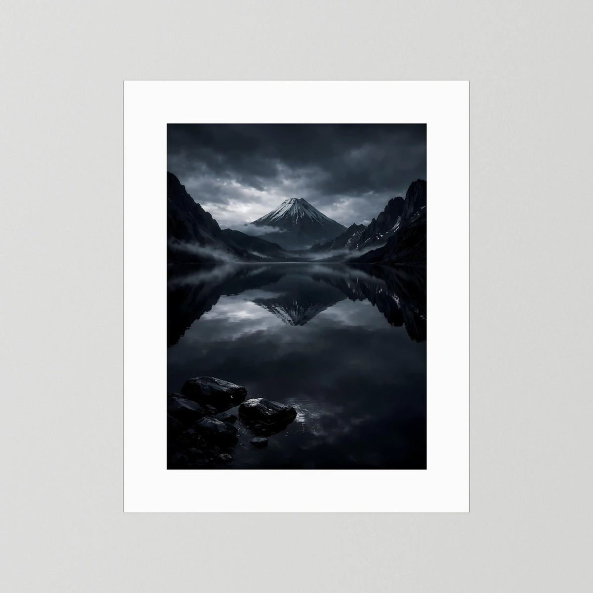 Wandbild mit Bergsee und Vulkankegel im Spiegelbild, weiß gerahmt