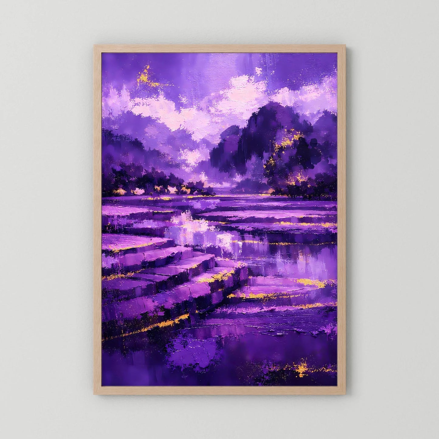Hochformat-Poster mit abstrakter violetter Landschaft, See und goldenen Lichtakzenten; Holzrahmen hellbraun.