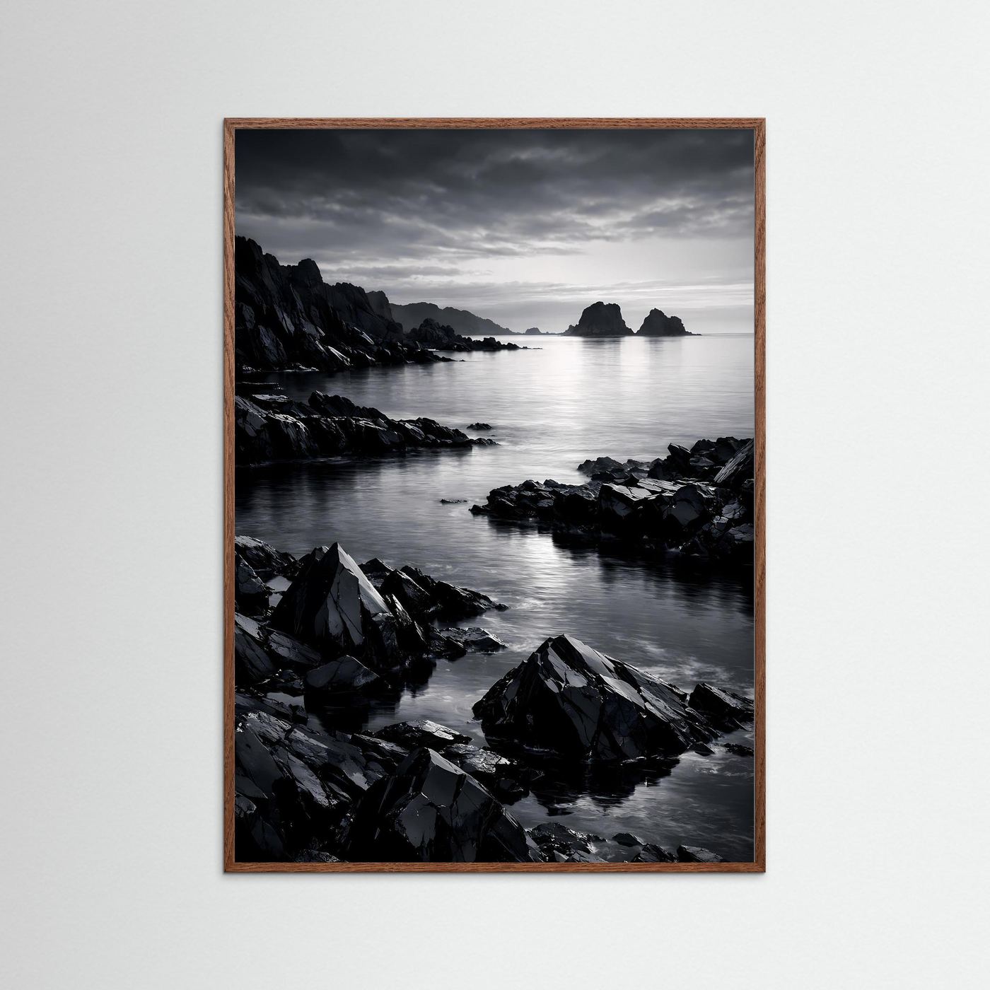 Schwarzweiß-Wandposter Felsküste: Meer und Felsen im dunkelbraunen Holzrahmen