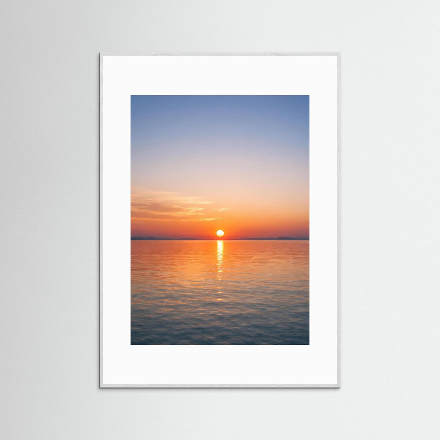 Hochformat-Wandbild: Sonnenuntergang über dem Meer, grauer Holzrahmen