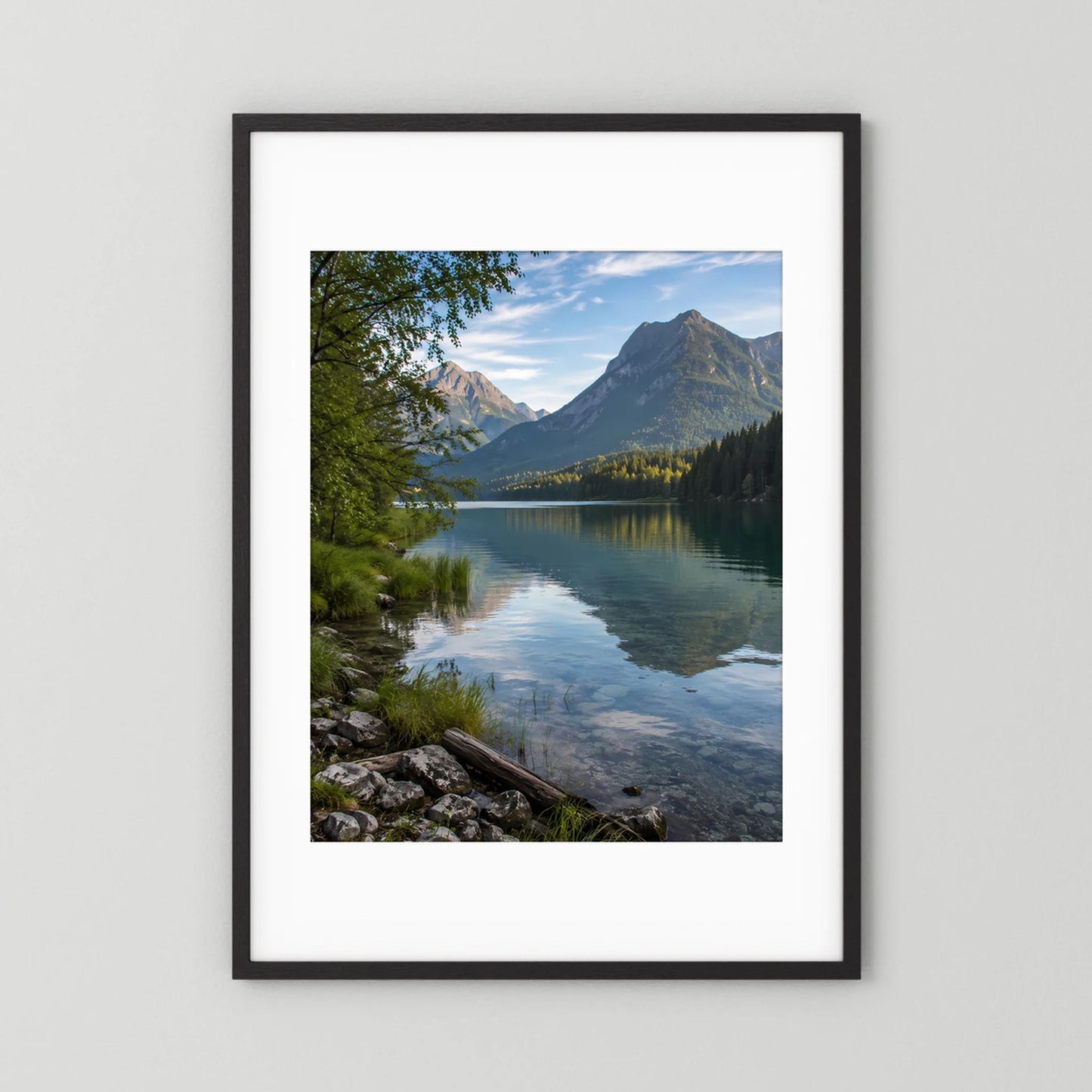 Hochformat-Poster mit See- und Berglandschaft, schwarzer Rahmen