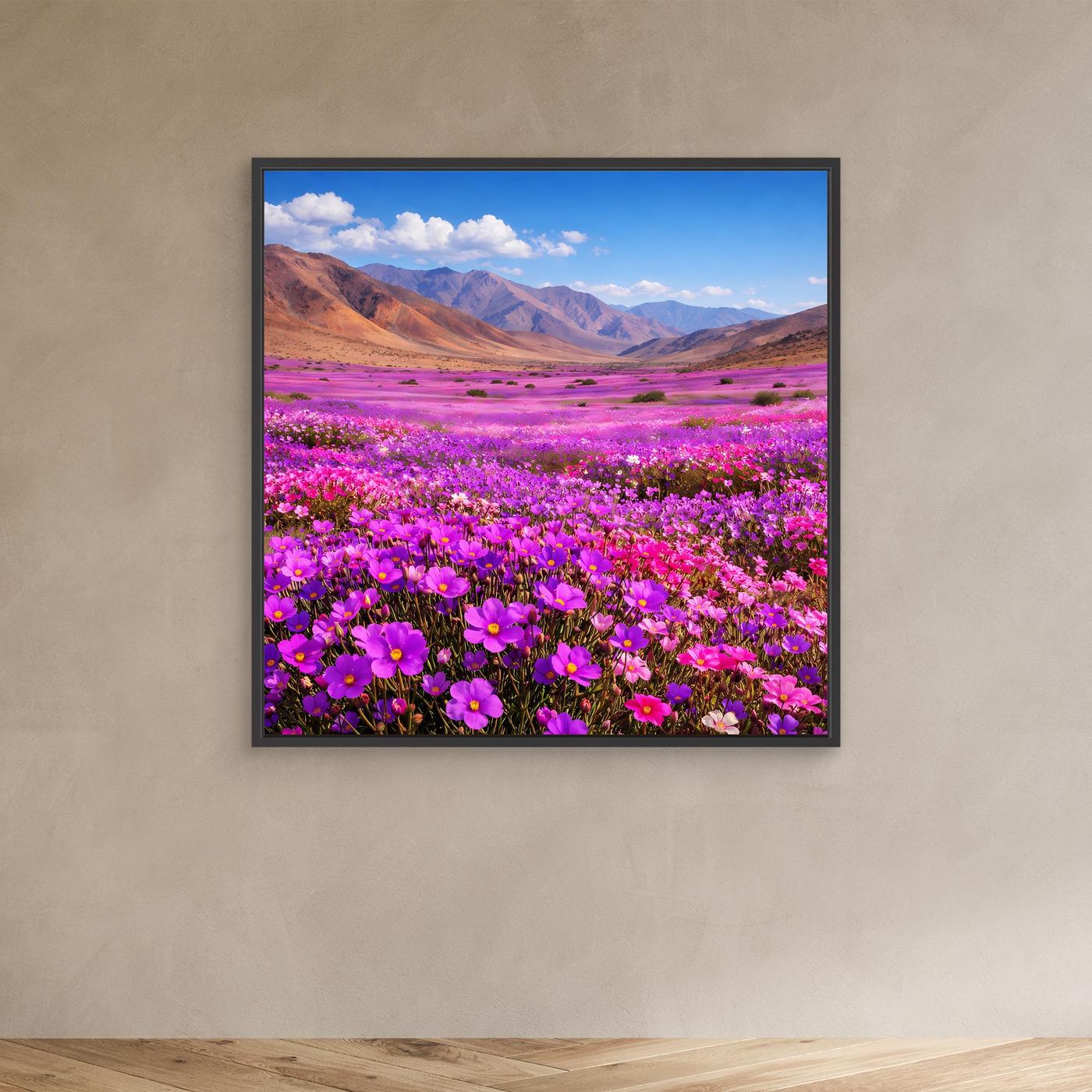 Leinwandbild mit lila Blumenwiese und Berglandschaft im schwarzen Rahmen