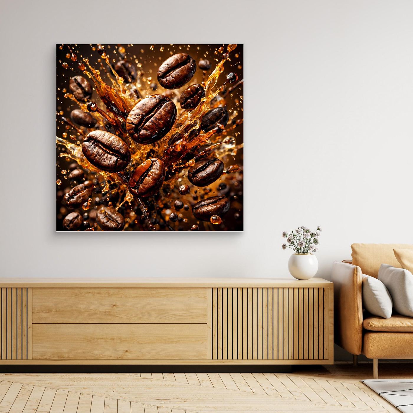 Leinwandbild mit Kaffeebohnen-Splash-Motiv, kontrastreiche Bohnen und orangefarbene Sprenkel.