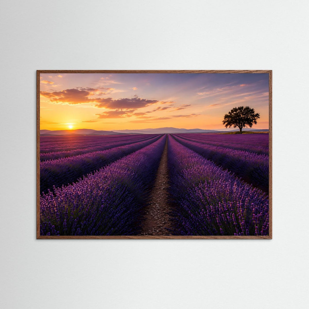Querformat-Poster mit Lavendelfeld bei Sonnenuntergang im hellbraunen Holzrahmen
