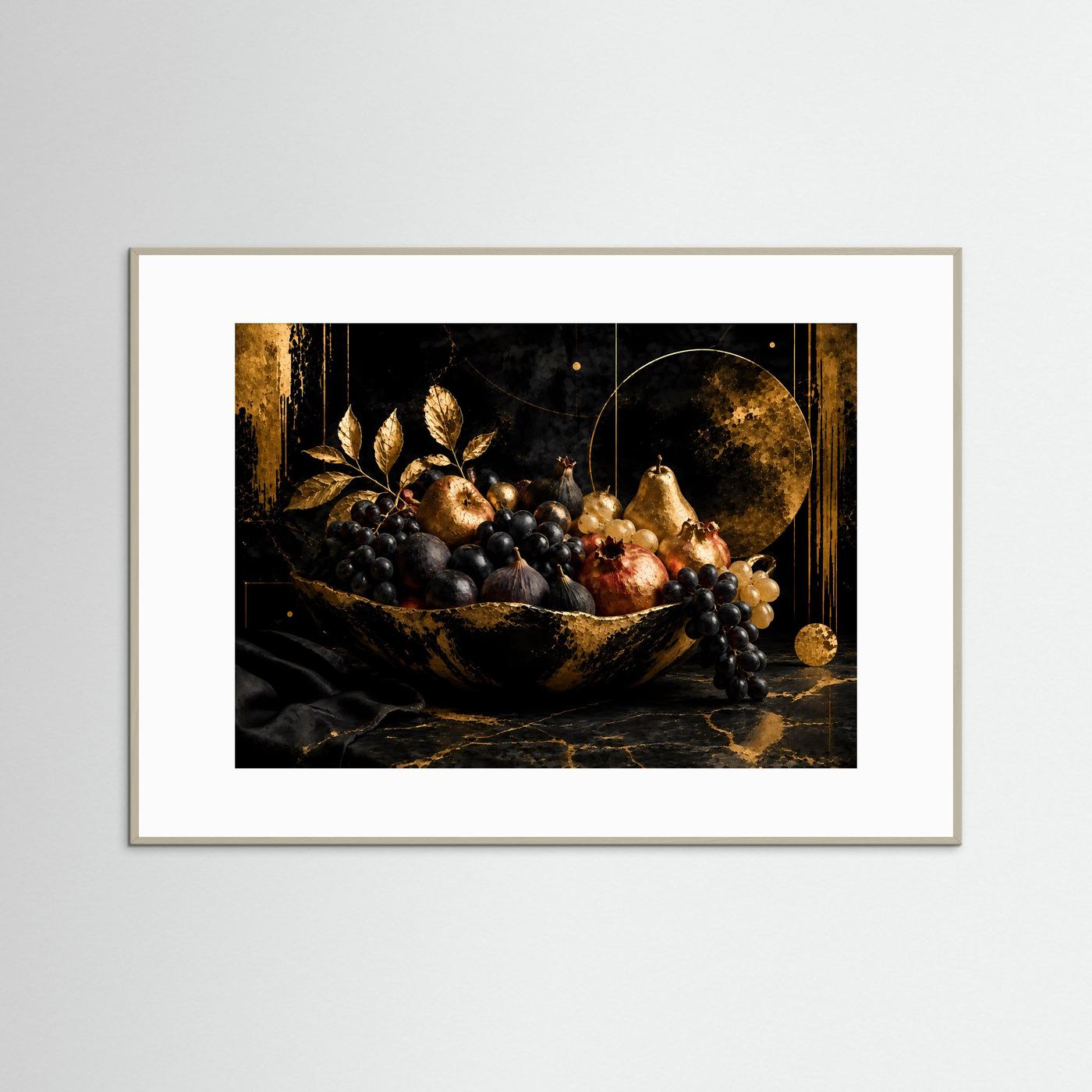 Luxuriöses Stillleben mit goldener Obstschale | Trauben, Feigen, Birnen und Granatäpfel in Schwarz und Gold | Elegante abstrakte Früchte-Wandkunst im Querformat