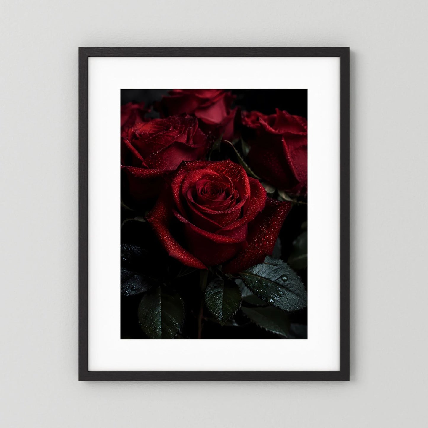 Gerahmtes Hochformat-Poster mit dunkelroser Rose, Tautropfen auf Blättern, dunkler Rahmen