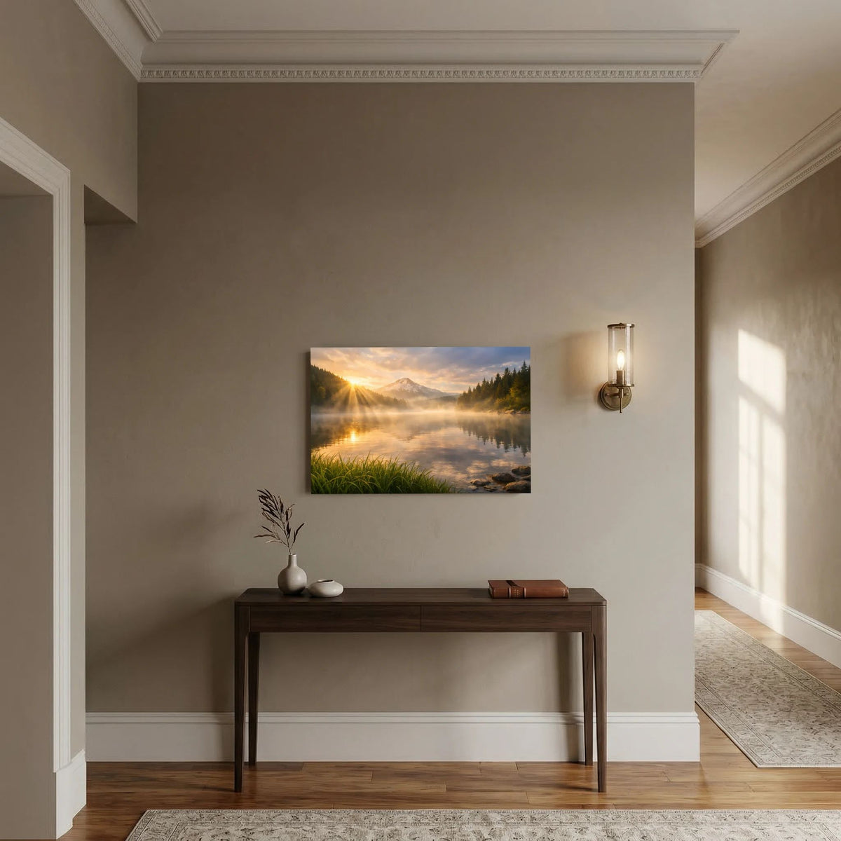 Querformatiges Wandbild mit Landschaft: See, Berge, Morgenlicht und Wald in Nebel