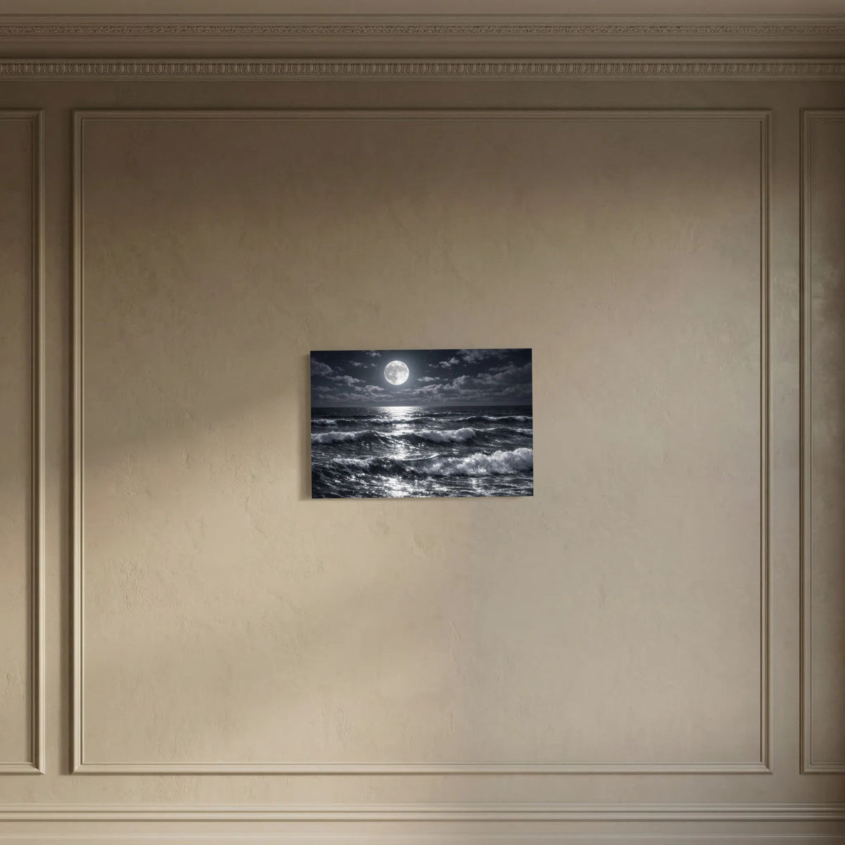 Meerwellen-Wandposter mit Vollmond und dunklen Wolken, quer, schwarz-weiß