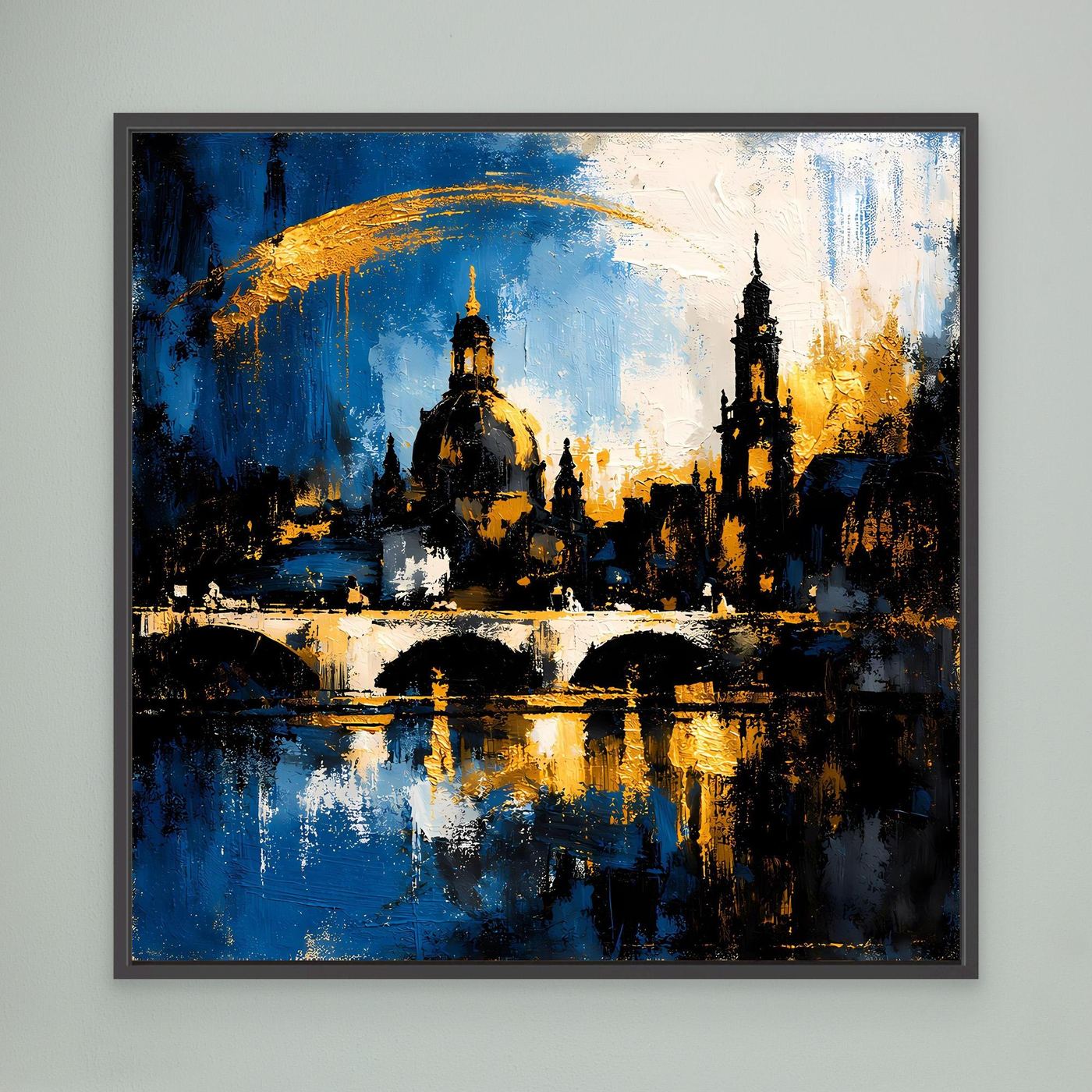 Leinwand-Wandbild mit Skyline in Blau, Gold und Schwarz, schwarzer Rahmen