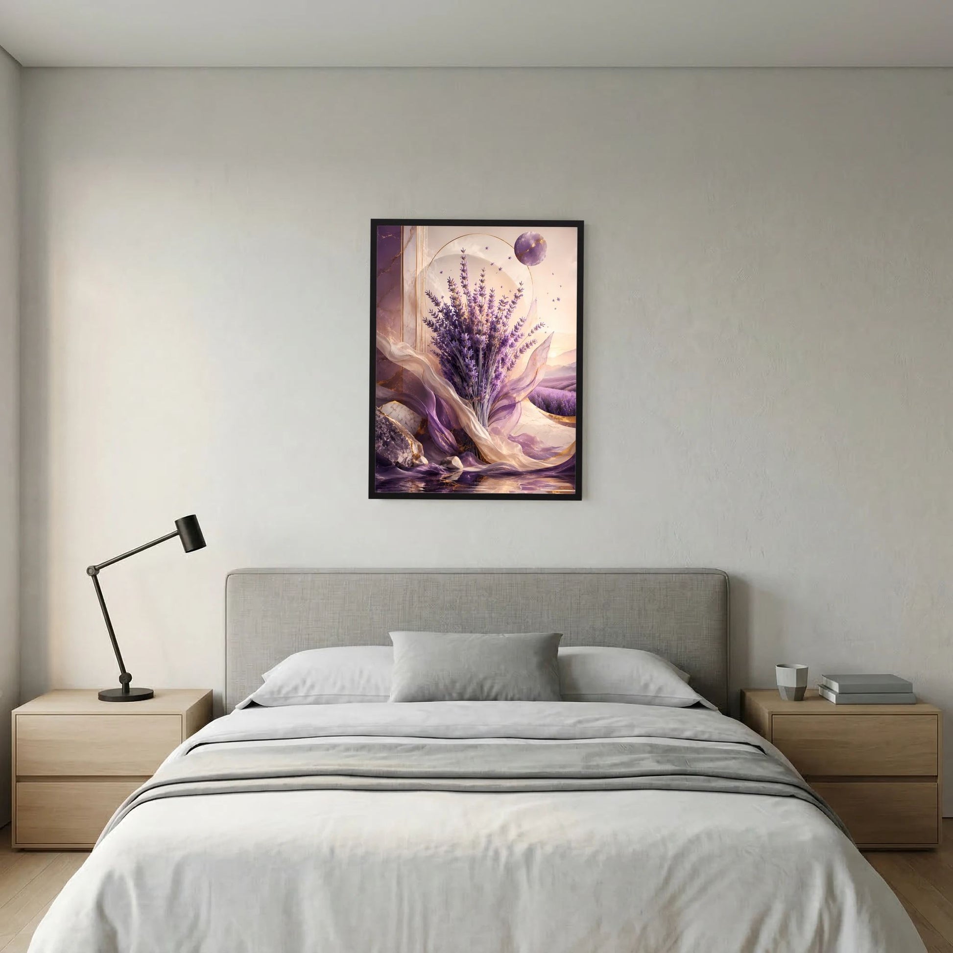 Hochformat-Poster: violetter Lavendelstrauß mit wehendem Stoff, schwebende Kugel, schwarz gerahmt