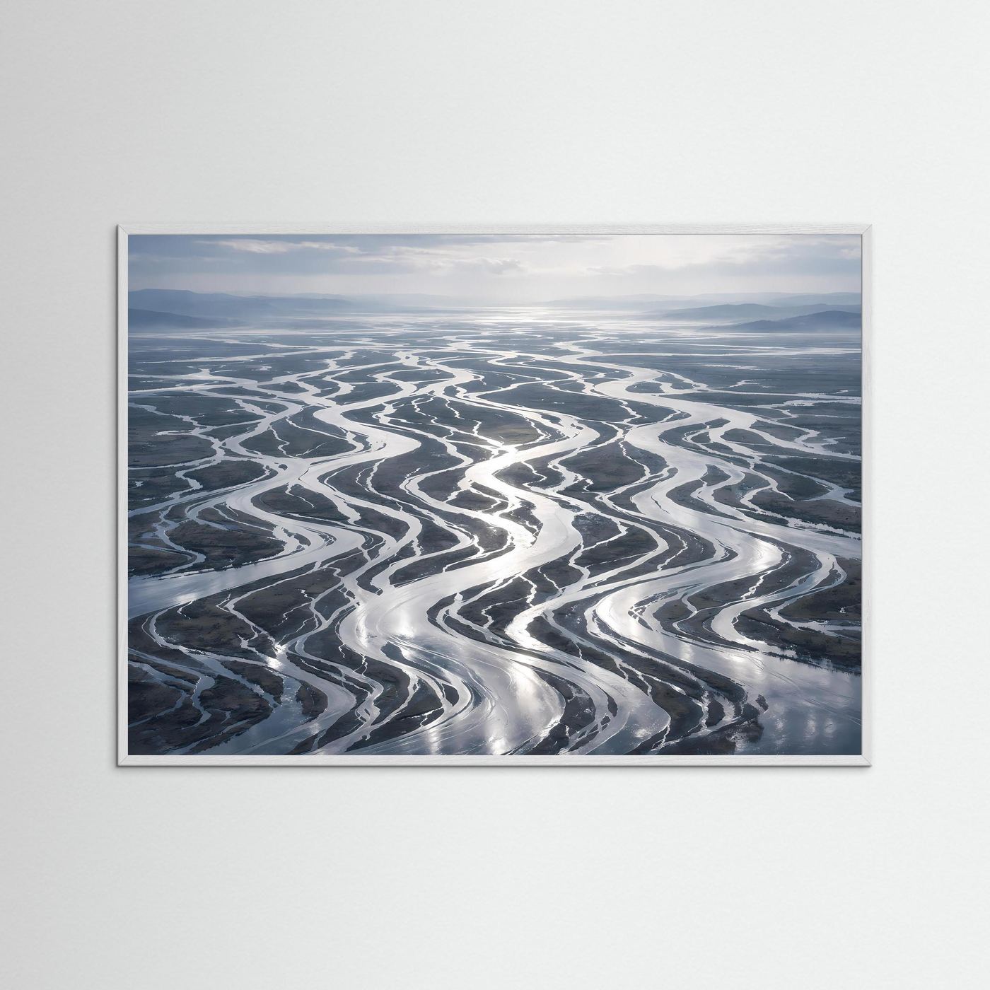 Poster mit grauem Rahmen, Vogelperspektive eines Flussdeltas mit geschwungenen Wasserwegen.