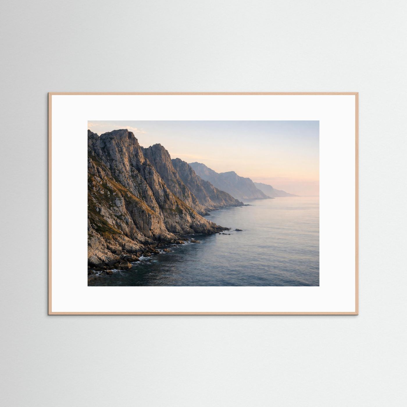 Poster mit Küste und Felsen am Meer, Panoramaformat, heller Holzrahmen