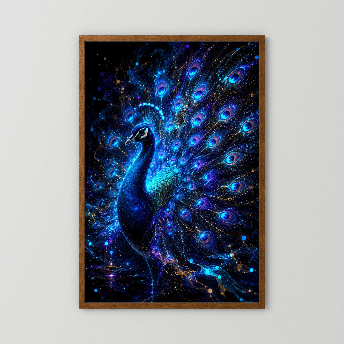 Vertikales Poster mit leuchtendem Pfau in Blau und Violett im braunen Holzrahmen, nah
