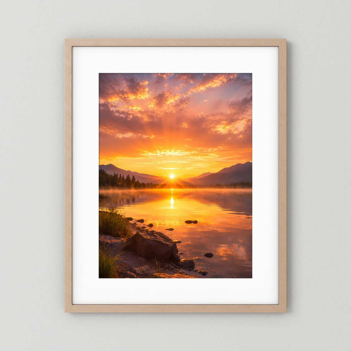 Hochformat-Poster Sonnenuntergang am Bergsee mit hellem Holzrahmen und weißem Rand