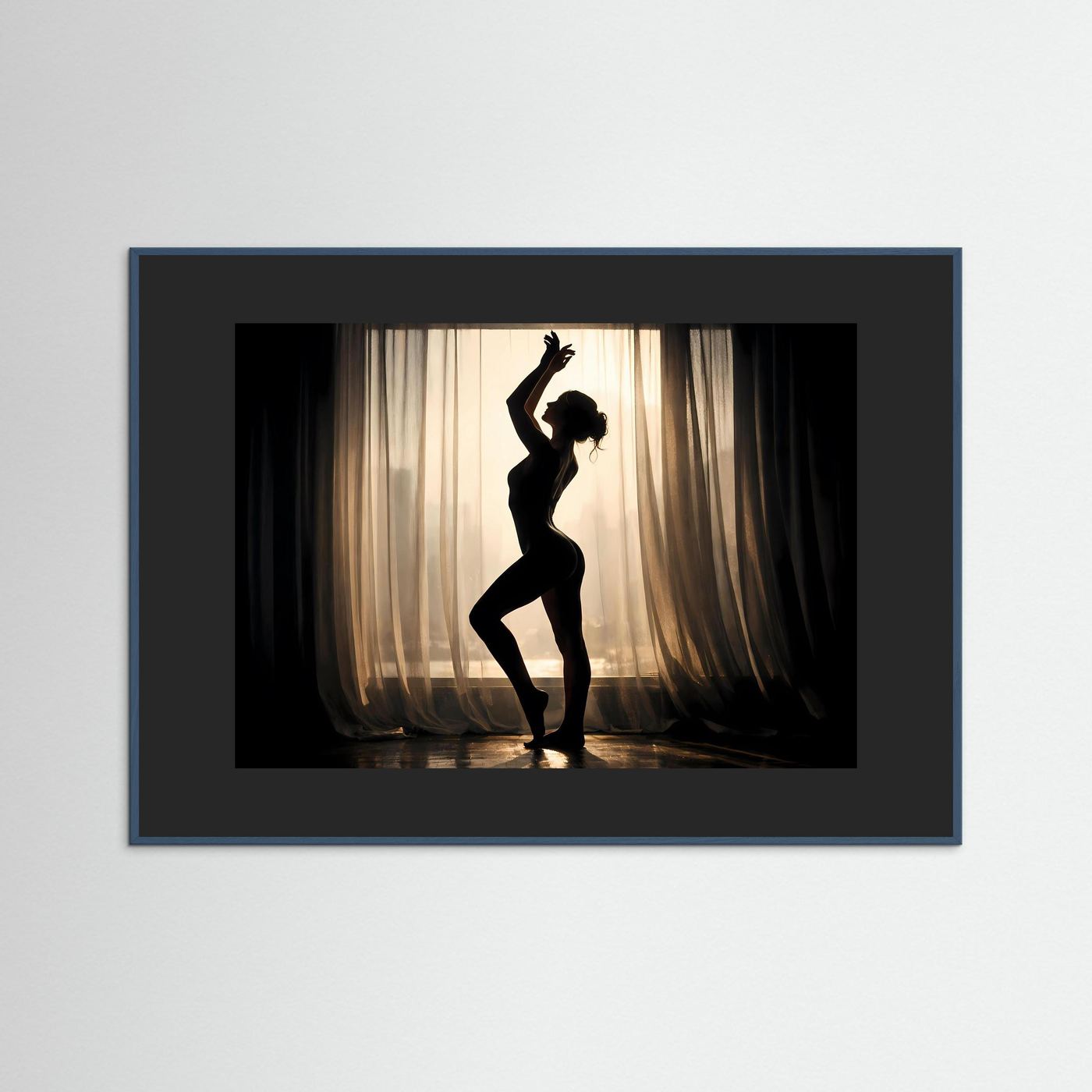Gerahmtes Wandbild mit schwarzer Frauen-Silhouette vor warmem Licht und Vorhängen, blauer Rahmen