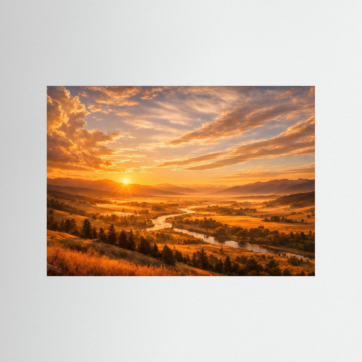 Landschaftsprint mit Sonnenaufgang im Flusstal, orangefarbener Himmel und Felder
