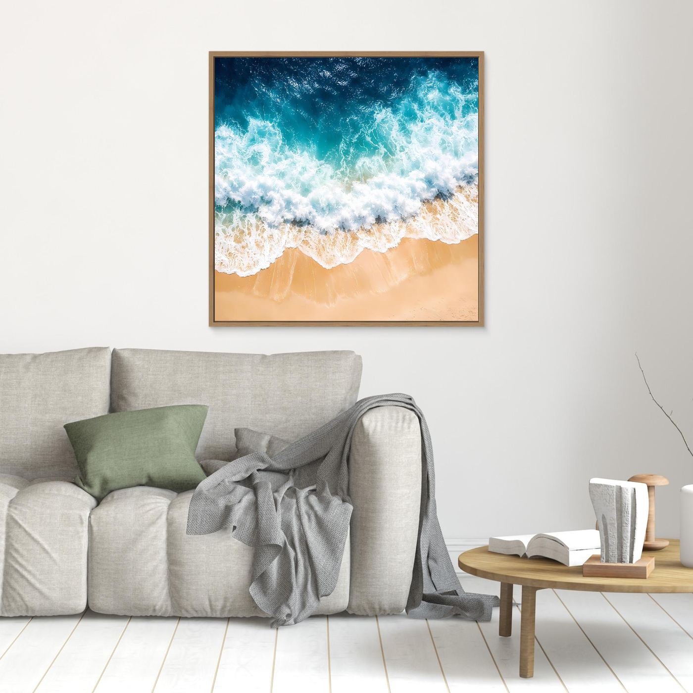 Leinwandbild Meer: türkisblaue Wellen, weißer Schaum und beiger Sandstrand, mit Holzrahmen