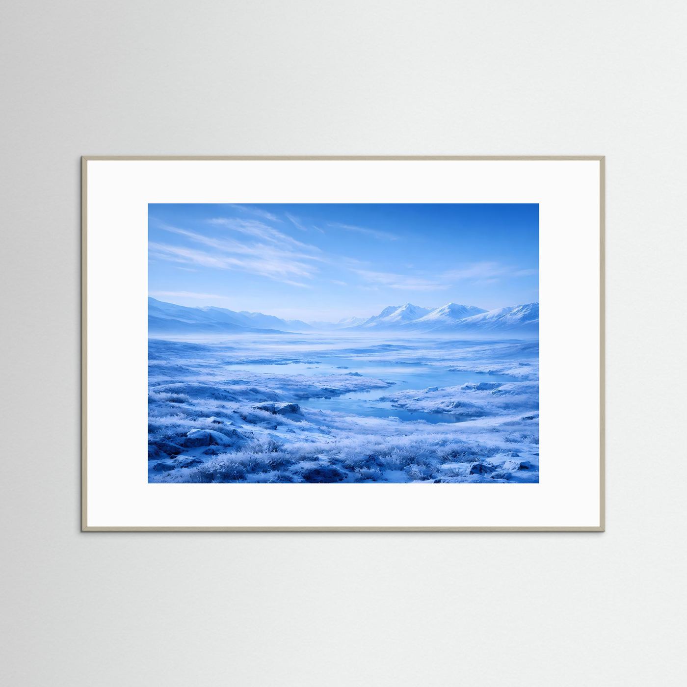 Naturposter Querformat mit blauem Bergpanorama im Nebel, graue Holzrahmung