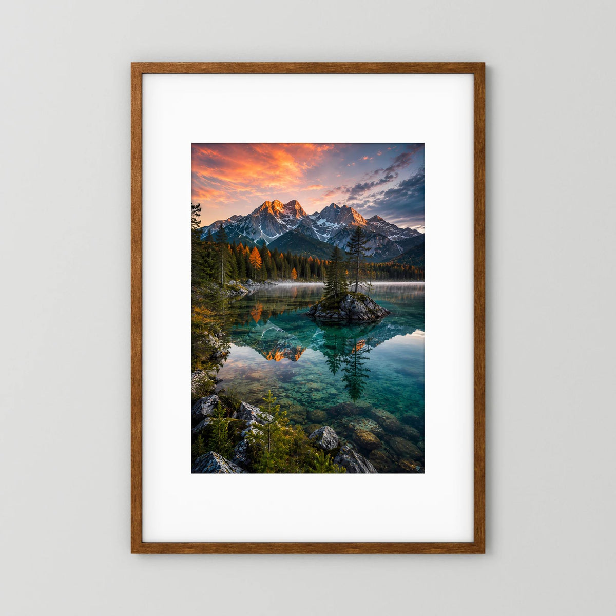 Kristallklarer Bergsee im Abendlicht | Bergpanorama mit Spiegelung | Poster Hochformat