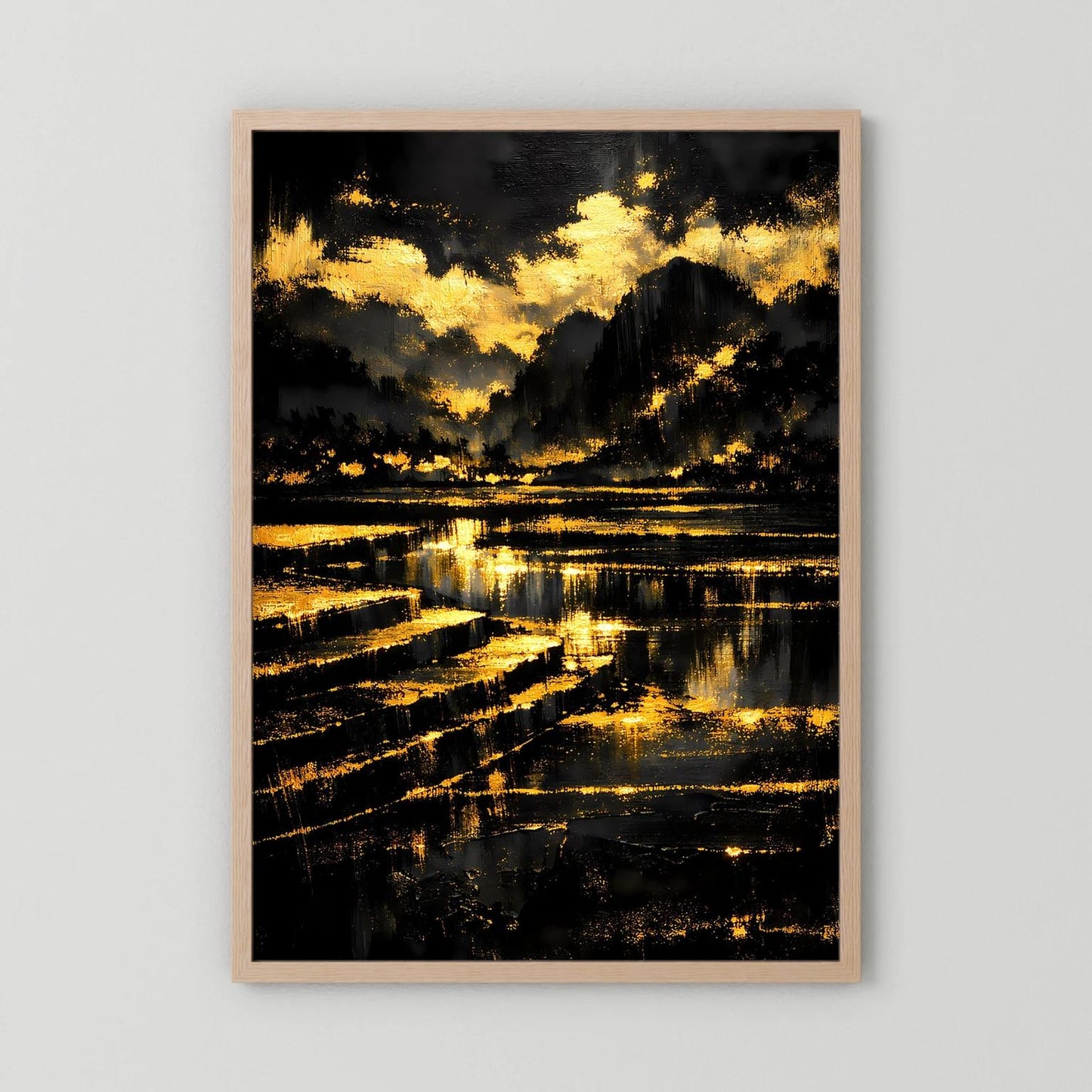 Wandbild-Poster im Hochformat mit abstrakter Berglandschaft in Schwarz und Gold, Holzrahmen
