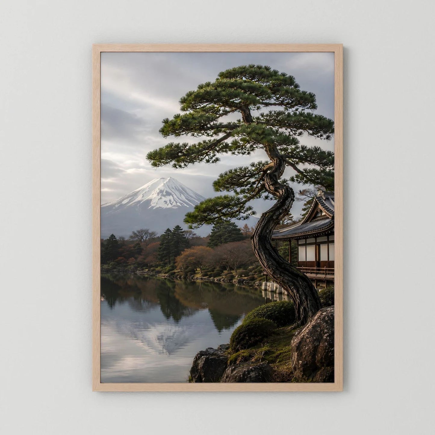 Hochformatposter mit hellem Holzrahmen und japanischer Gartenlandschaft mit Kiefer