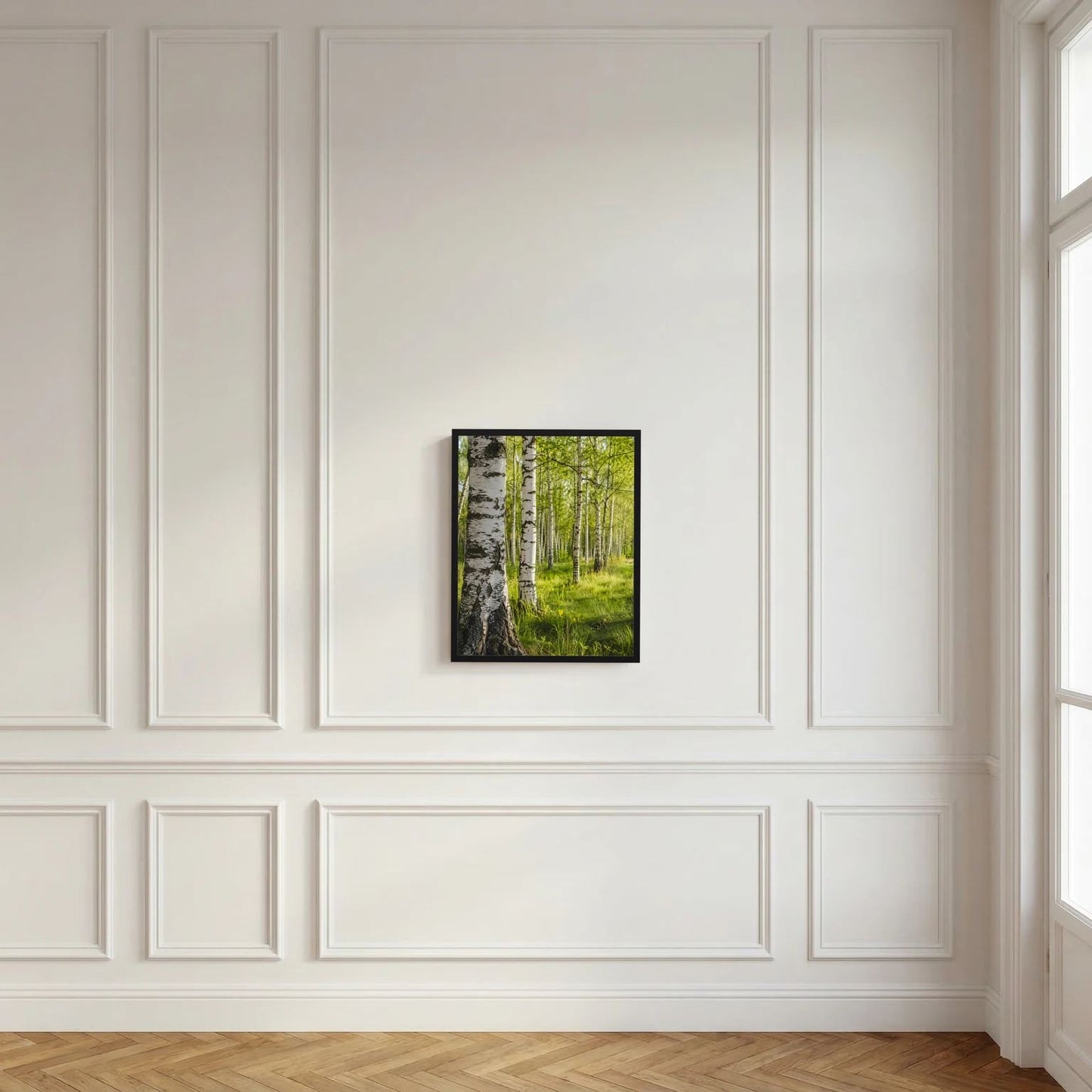 Hochformatiges Birkenwald-Poster im schwarzen Rahmen an weißer Wand, viele Stämme