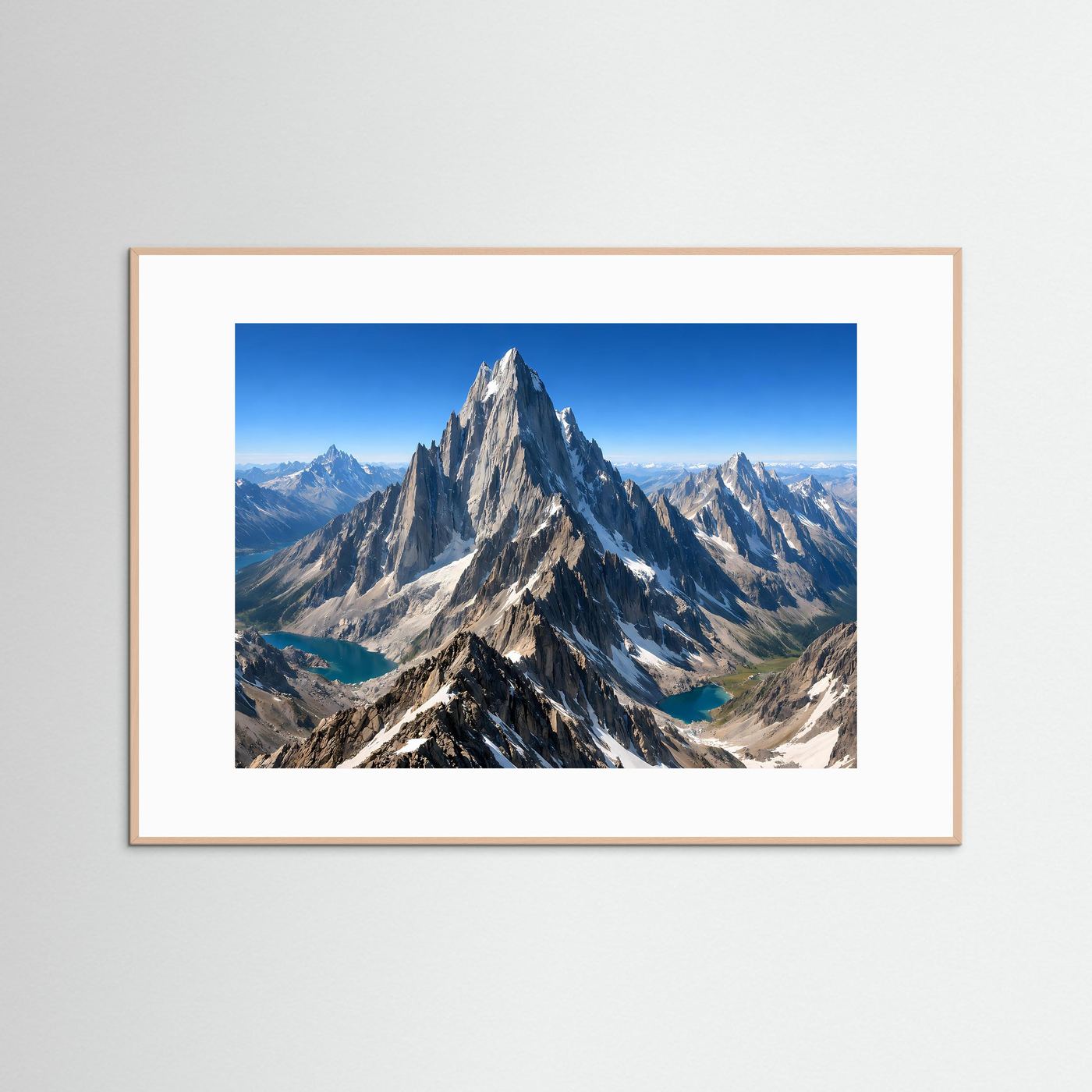 Panorama-Poster (Querformat) mit Berggipfel und Alpinsee, hellbraun gerahmt.