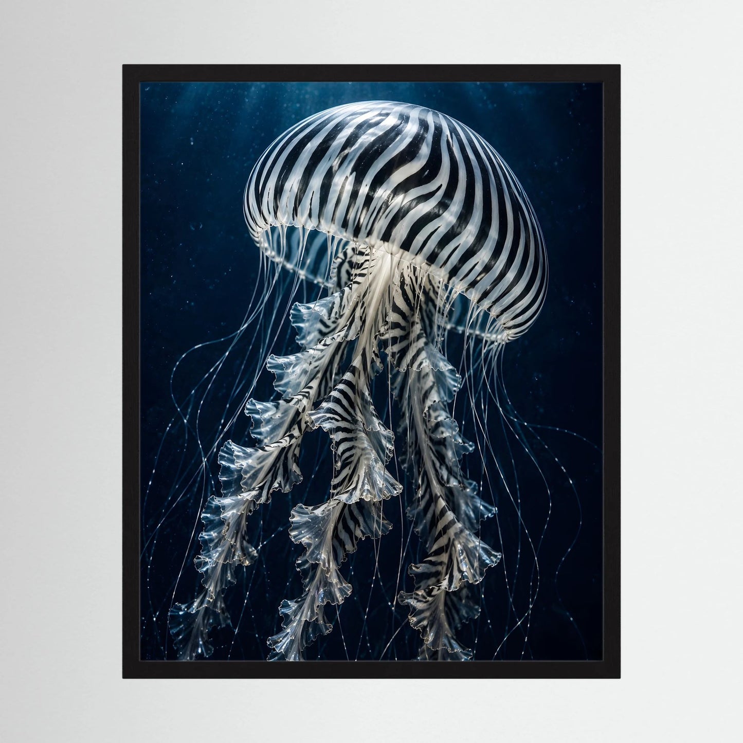 Hochformatiges Poster mit Schwarz-Weiß-Medusenmotiv, im schwarzen Rahmen