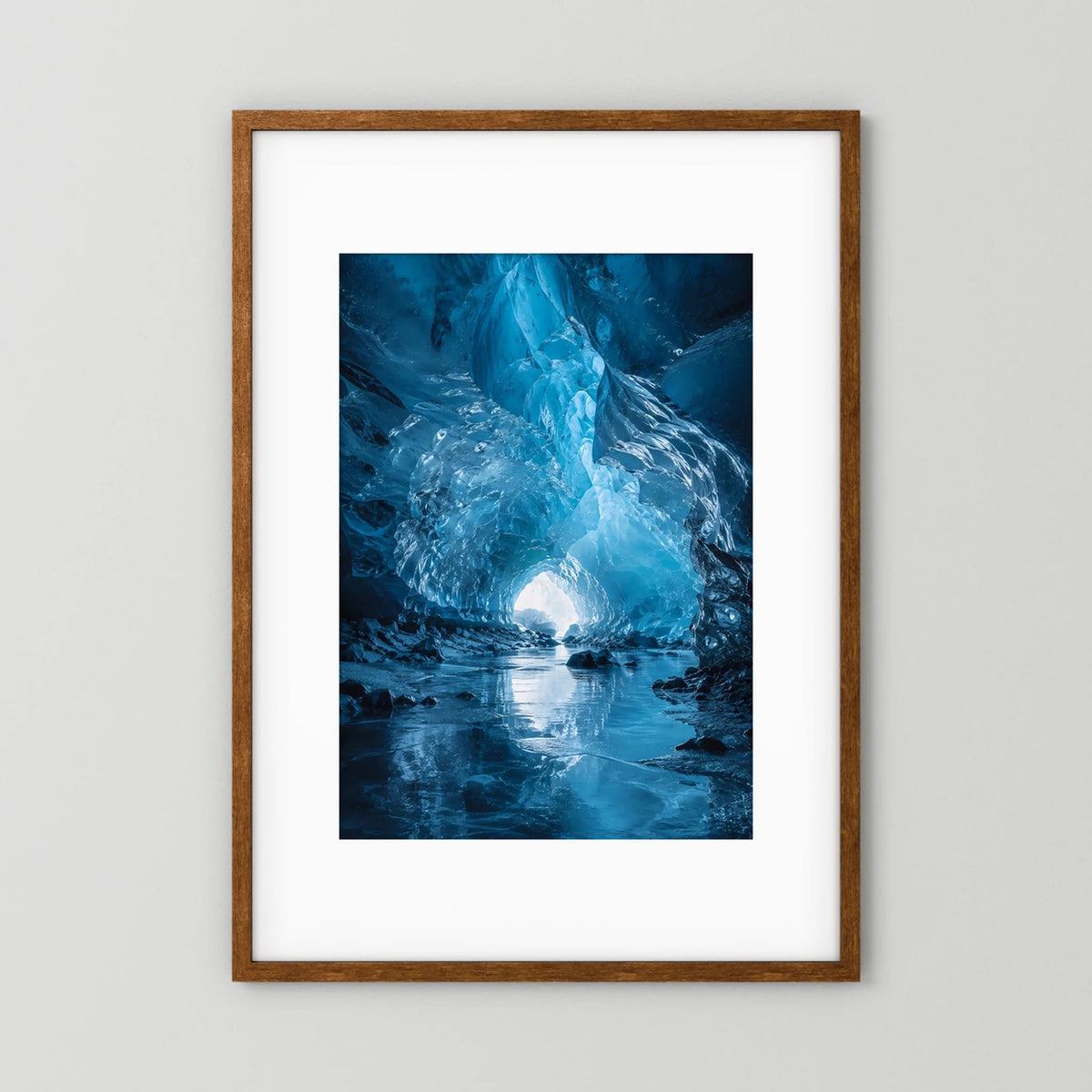 Hochformatiges Poster mit blauer Eishöhle, Licht im Tunnel und spiegelndem Boden