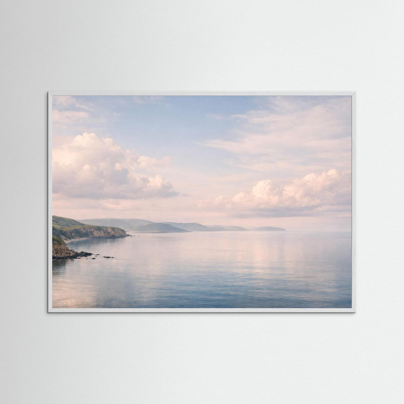 Panorama-Meerposter im Querformat mit weißem Holzrahmen: ruhiges Wasser, Küste und Wolken