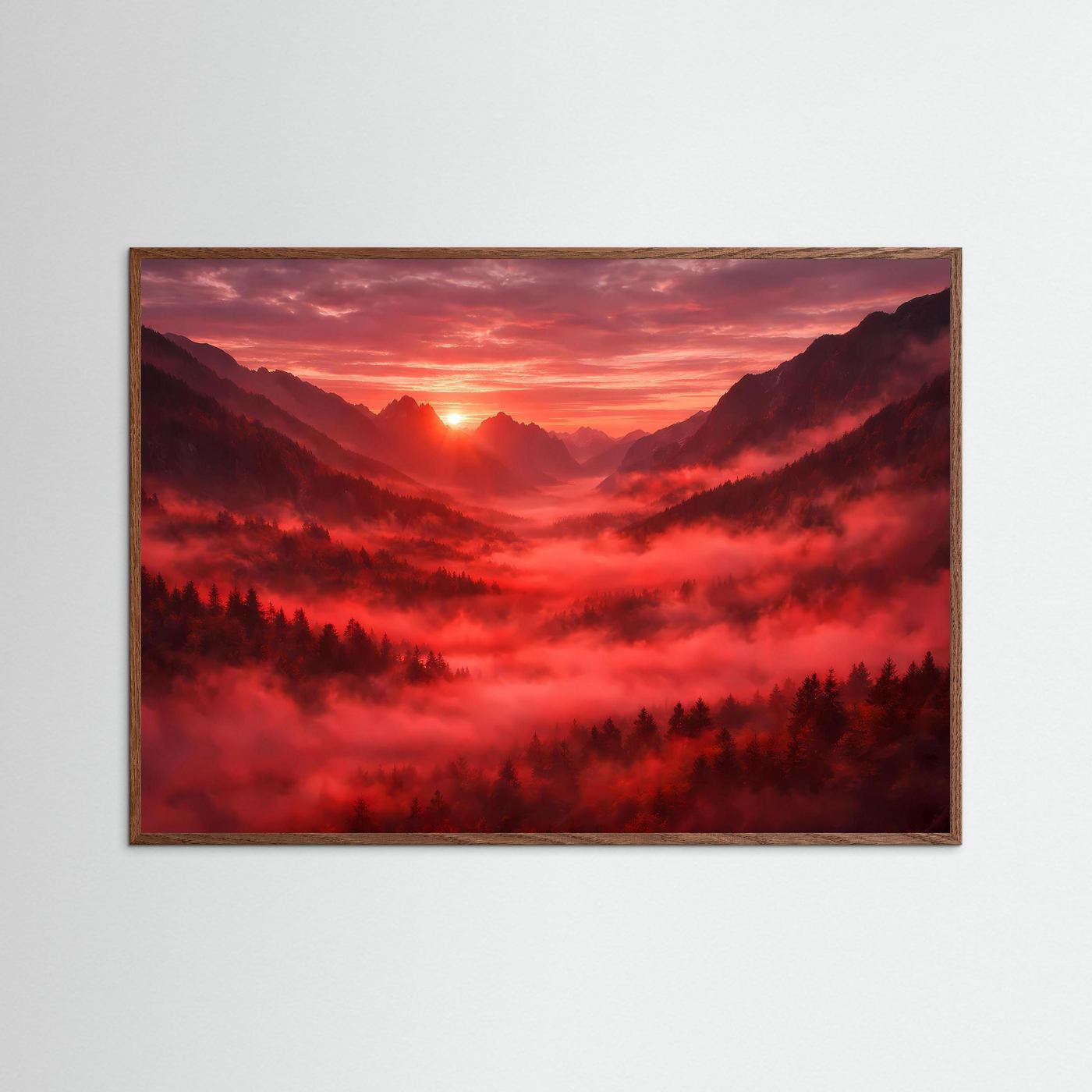 Wandbild mit Berglandschaft und rotem Sonnenuntergang, dunkelbrauner Holzrahmen.