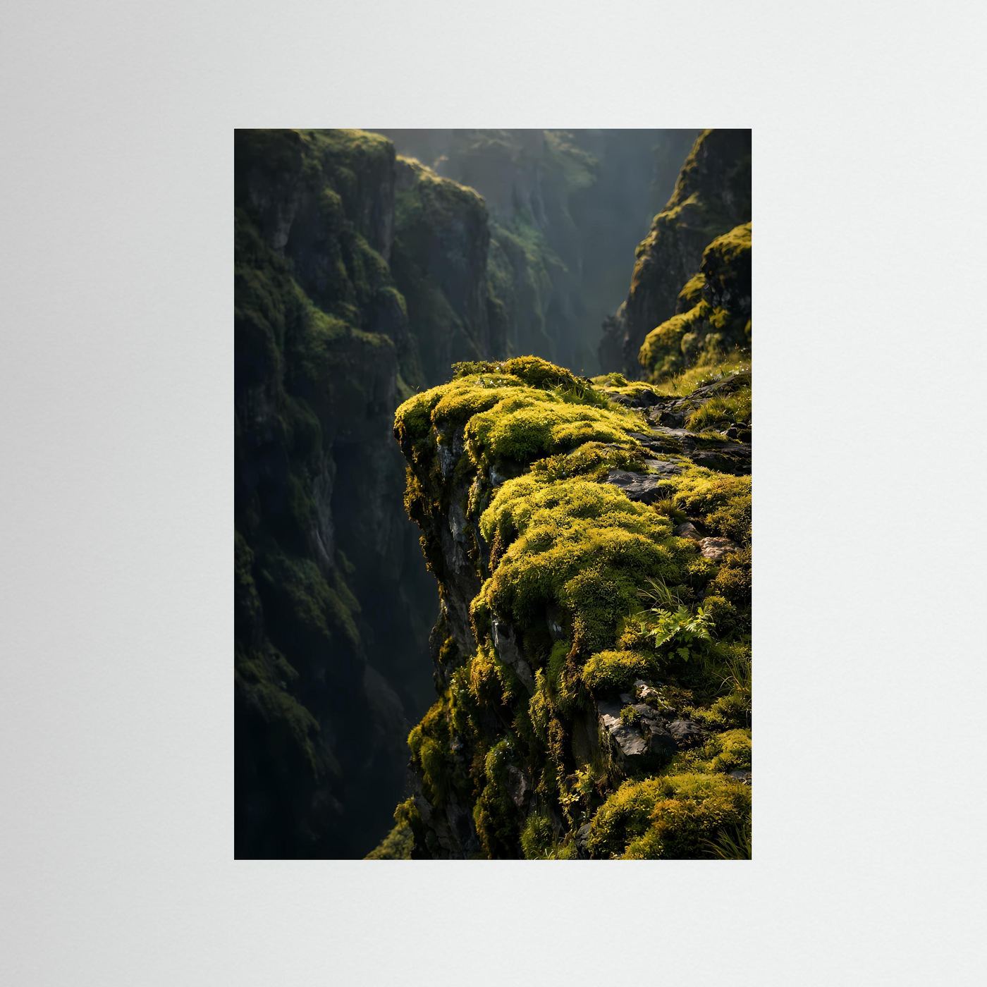 Poster im Hochformat mit moosbedeckter Schlucht, gelbgrünen Büscheln und dunklen Felsen
