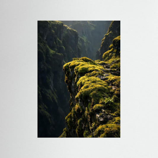 Poster im Hochformat mit moosbedeckter Schlucht, gelbgrünen Büscheln und dunklen Felsen