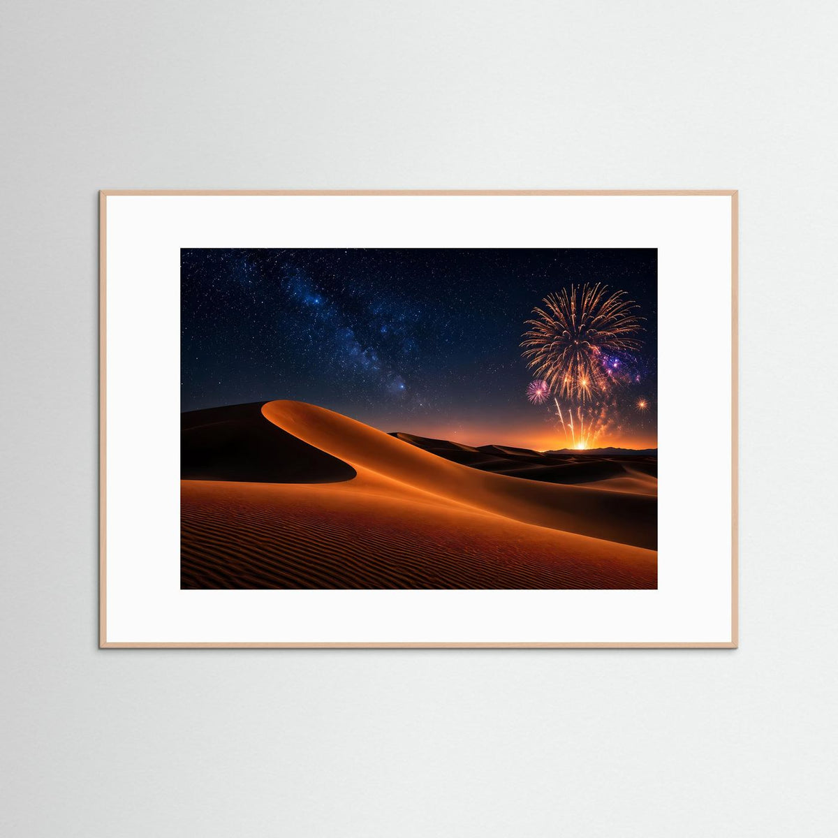 Querformat-Poster mit Sanddünen, Sternenhimmel und Feuerwerk, naturfarbener Holzrahmen