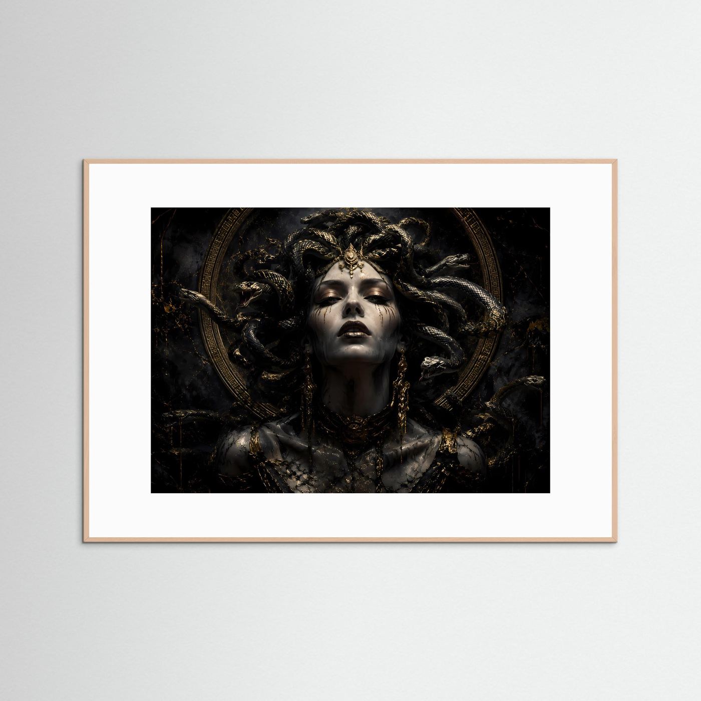 Göttin Medusa in Schwarz und Gold | Mythologische Dark-Art Poster & Wandbild