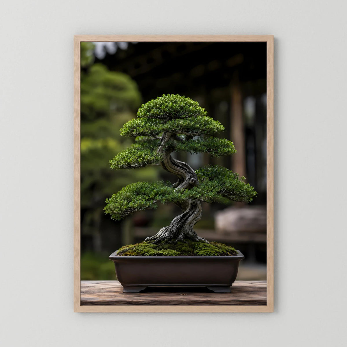 Hochformat-Poster mit Bonsai in Schale, grüne Krone und dunkler Stamm im hellen Holzrahmen.