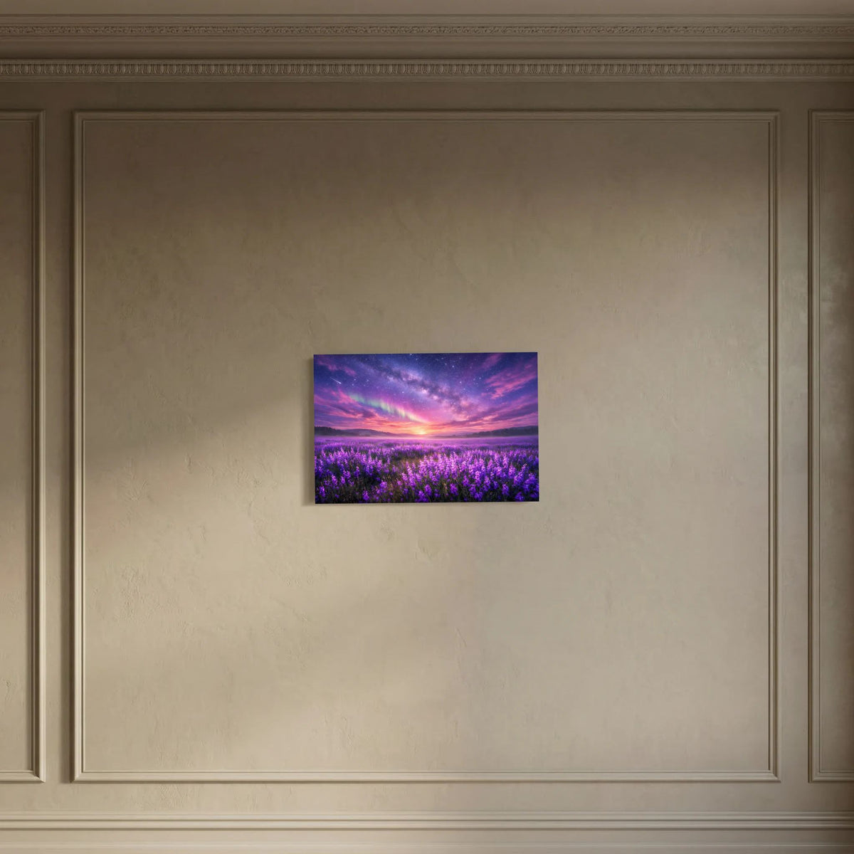 Wandbild im Querformat mit Lavendelfeld und Sternenhimmel vor abendlichem Farbverlauf