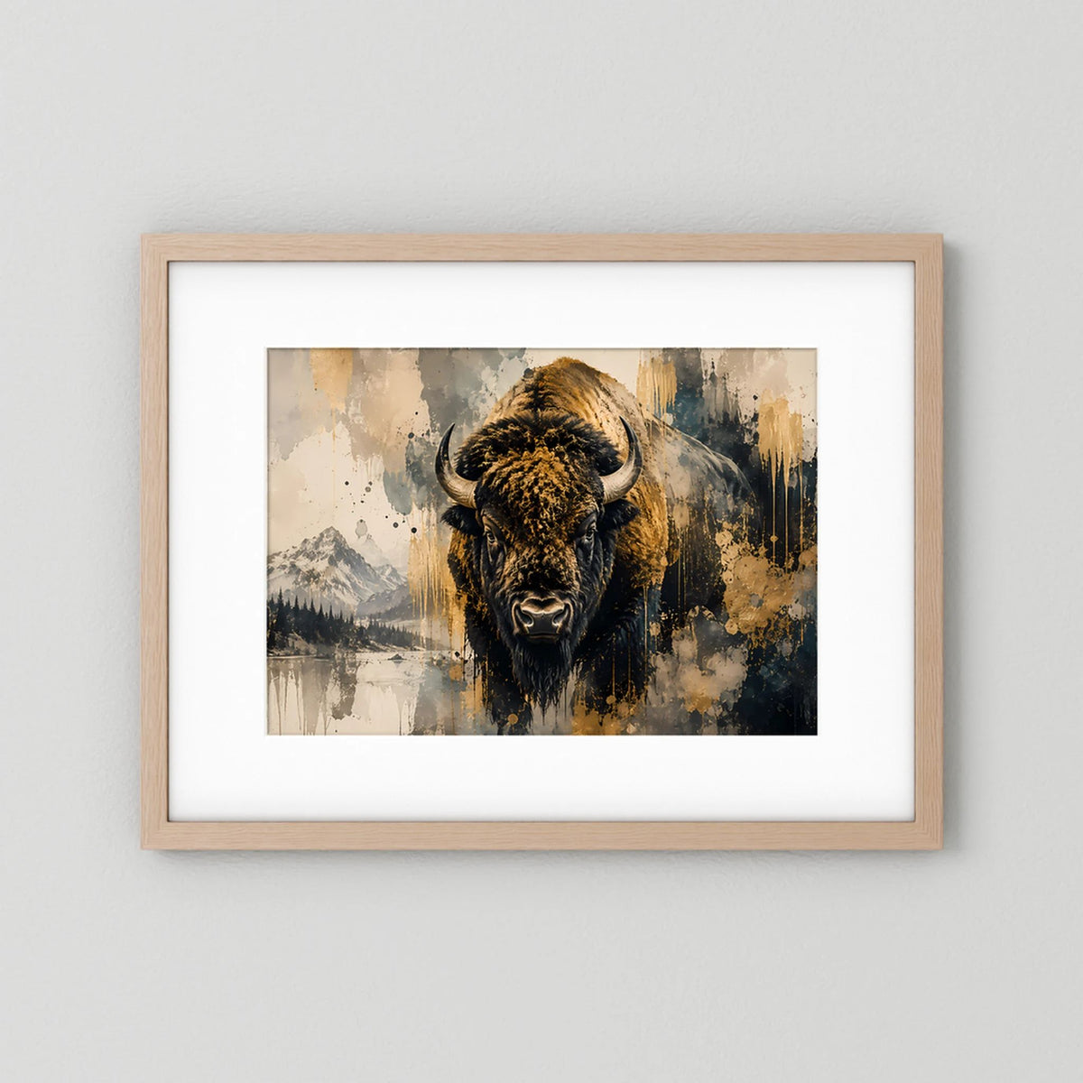 Gerahmtes Bison-Poster mit hellem Holzrahmen, abstraktem Schwarz-Gold-Tiermotiv