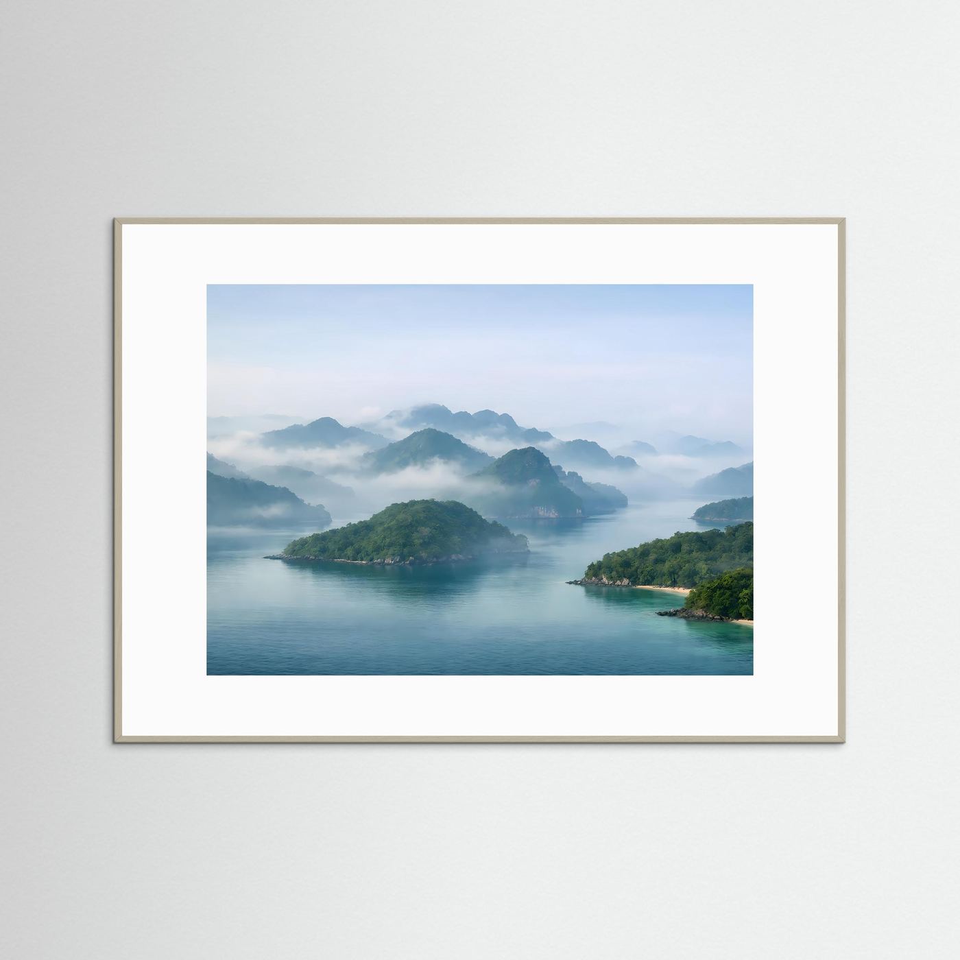Querformat-Poster mit Fjordlandschaft im Dämmerlicht, grauer Rahmen