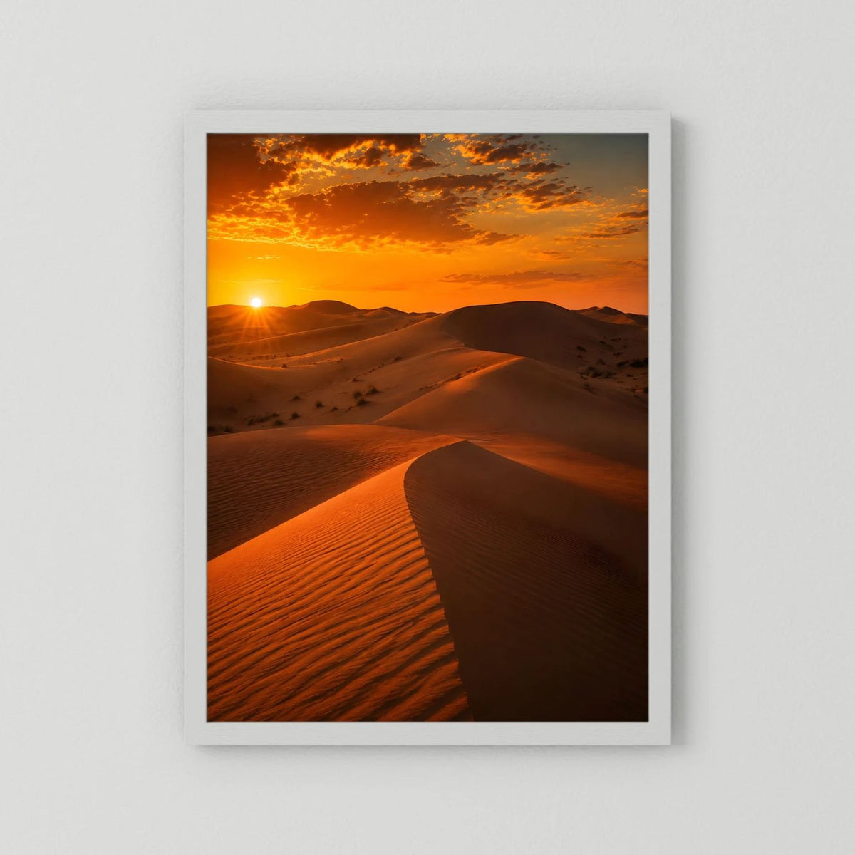 Poster mit Sanddünen bei Sonnenuntergang im hellen Rahmen mit weißem Rand.